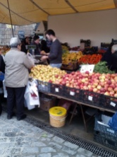 Frutas que se ofrecen a granel en el mercado.