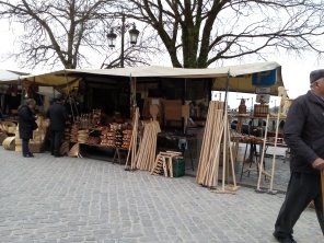 Puesto de madera en el mercado.